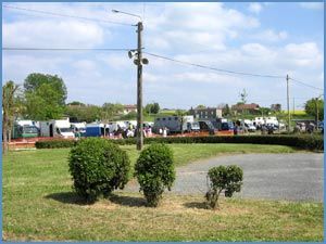 MONFLANQUIN - Course de chevaux